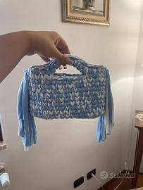 Hand bag uncinetto con frange azzurra e bianca