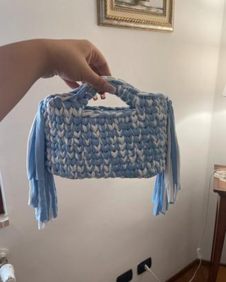 Hand bag uncinetto con frange azzurra e bianca