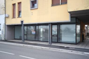 Negozio Con Vetrine / Capannone Deposito Merci