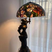 Lampada Tiffany con base a forma di corpo di donna