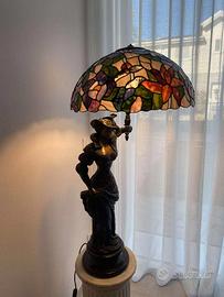 Lampada Tiffany con base a forma di corpo di donna