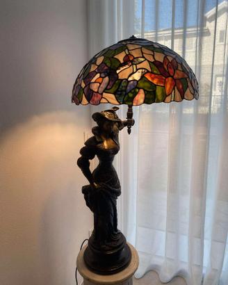 Lampada Tiffany con base a forma di corpo di donna