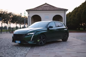 Peugeot 308 GT Pack Plug-in Hybrid 225 CV e-EAT8