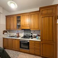 Cucina completa di elettrodomestici tavolo e sedie