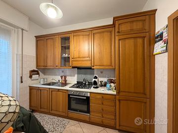 Cucina completa di elettrodomestici tavolo e sedie