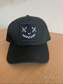 Cappello con la visiera nero