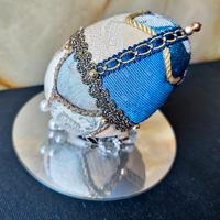 Uovo in tessuto boudoir vintage con steli di perle