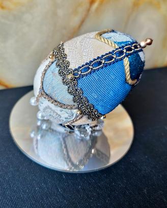 Uovo in tessuto boudoir vintage con steli di perle