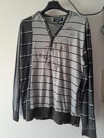 t-shirt con cappuccio