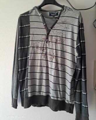 t-shirt con cappuccio