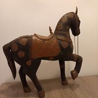 Cavallo intagliato a mano 