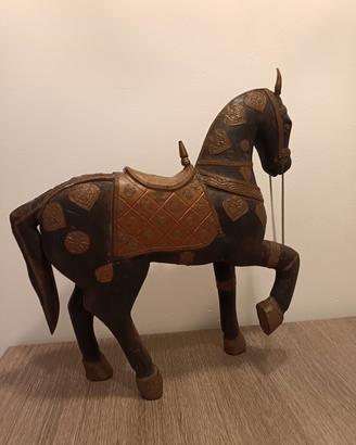 Cavallo intagliato a mano 