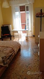 Stanza COMPRESA DI SPESE E DOTATA DI BALCONE