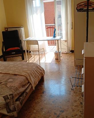 Stanza COMPRESA DI SPESE E DOTATA DI BALCONE