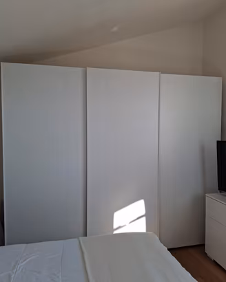 Camera da letto armadio comò e comodini