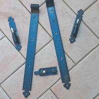 Cerniere e chiavistello in ferro battuto