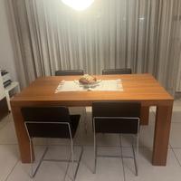 Tavolo in noce canaletto +4 sedie ecopelle