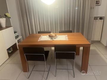 Tavolo in noce canaletto +4 sedie ecopelle