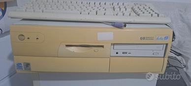 pc retro con monitor mouse e tastiera