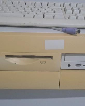 pc retro con monitor mouse e tastiera