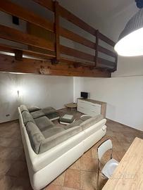 Divano ecopelle / alcantara con chaise lougue