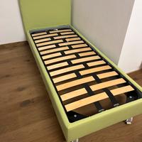 Letto singolo con testata e giroletto