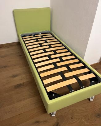 Letto singolo con testata e giroletto