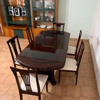 Tavolo da pranzo con sedie