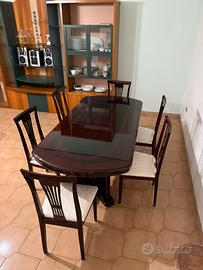 Tavolo da pranzo con sedie