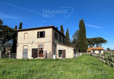 Casale ristrutturato con terreno, pozzo ed annessi