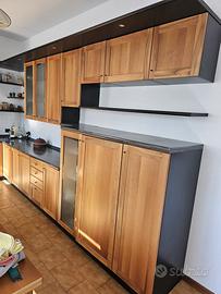 Cucina  componibile in legno con elettrodomestici