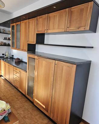Cucina  componibile in legno con elettrodomestici