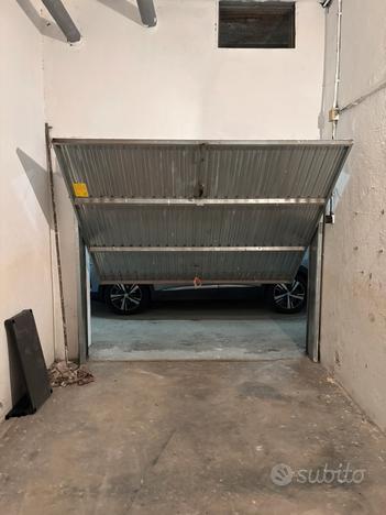 Garage in via Taramelli