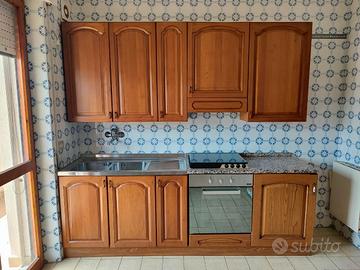 cucina in legno con forno e fornelli
