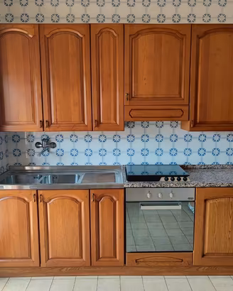 cucina in legno con forno e fornelli
