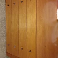 Cassettiera in legno con pomelli