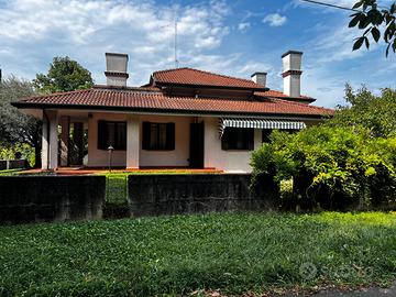 Villa singola degli anni 90 con ampio giardino