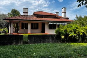 Villa singola degli anni 90 con ampio giardino