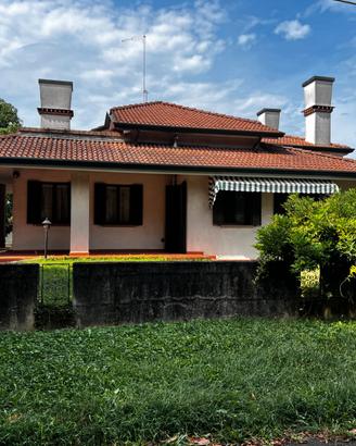Villa singola degli anni 90 con ampio giardino