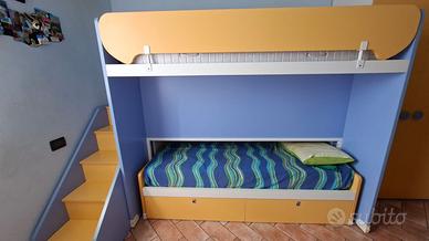 Letto a castello con scala contenitore