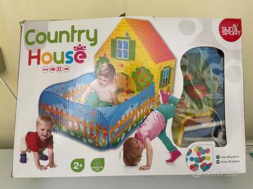 Tenda a forma di casa con giardino