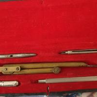 Antico compasso in ottone con astuccio ed accessor