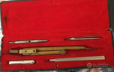 Antico compasso in ottone con astuccio ed accessor