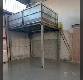 Soppalco in ferro piano in grigliato con scala 