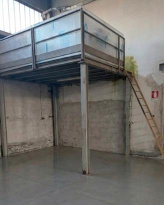 Soppalco in ferro piano in grigliato con scala 