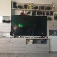 camera da pranzo con tavolo e 4 sedie