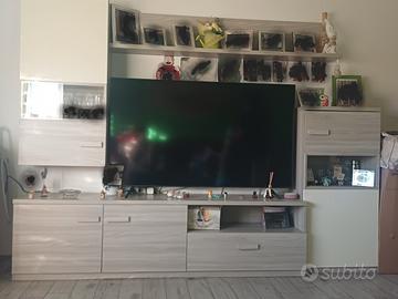 camera da pranzo con tavolo e 4 sedie