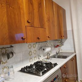  cucina con frigo e lavastoviglie e panca