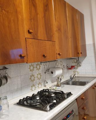  cucina con frigo e lavastoviglie e panca