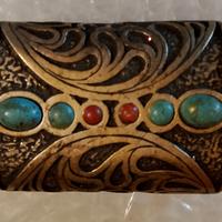 fibbia in metallo con pietre 